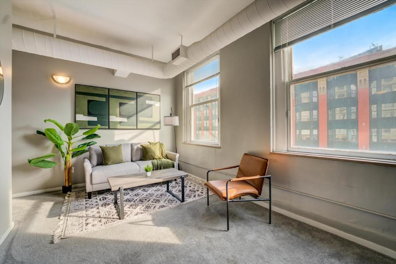 Frontdesk Huron Square Apts Downtown Cleveland Zimmer foto