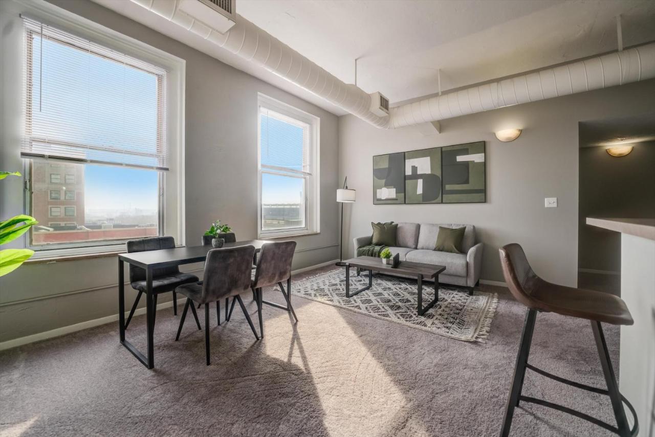 Frontdesk Huron Square Apts Downtown Cleveland Zimmer foto