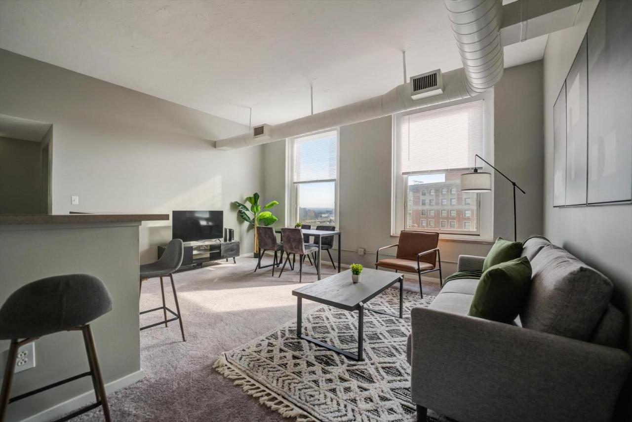 Frontdesk Huron Square Apts Downtown Cleveland Zimmer foto