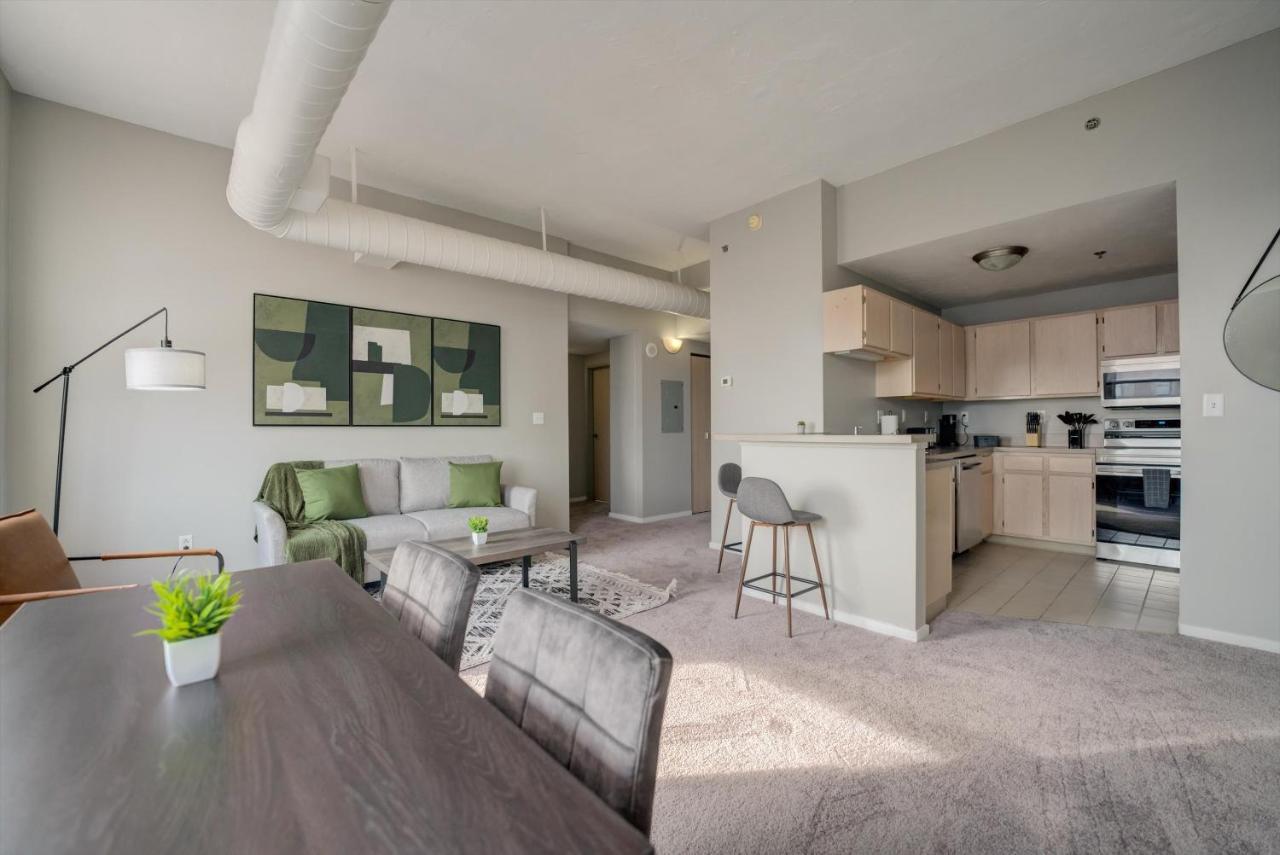 Frontdesk Huron Square Apts Downtown Cleveland Zimmer foto
